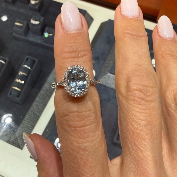 Gorgeous Oval Diamond Halo Ring with Aquamarine Gemstone. - Picture 3 of 6